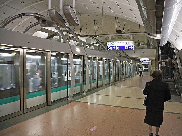 Inside_a_Paris_Metro_Station