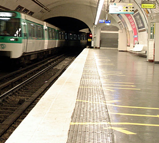 Metro_de_Paris_-_Ligne_13_-_station_Liege_02