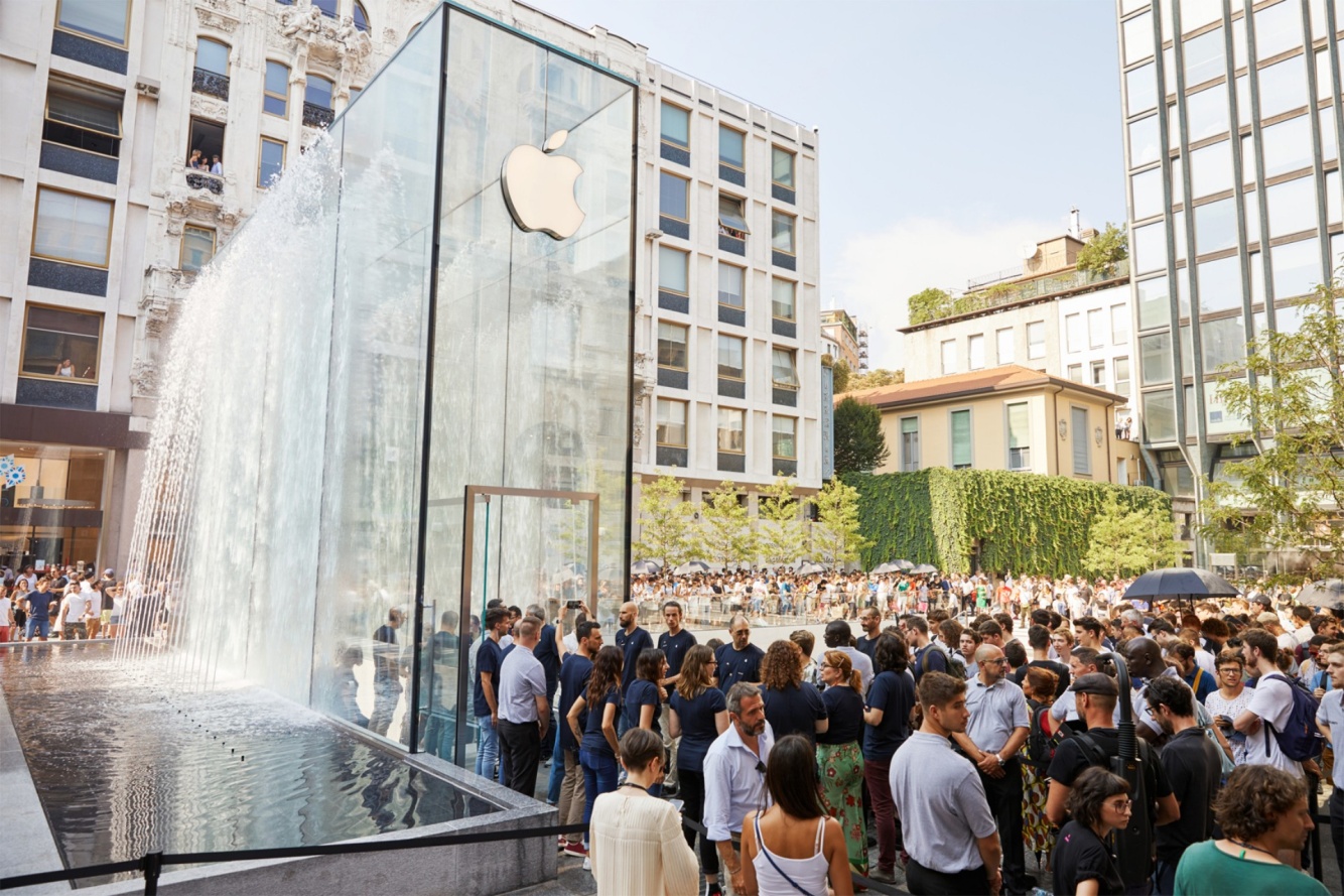 https://www.floornature.com/media/photos/1/14023/08_apple-piazza-liberty_milano_full.jpg