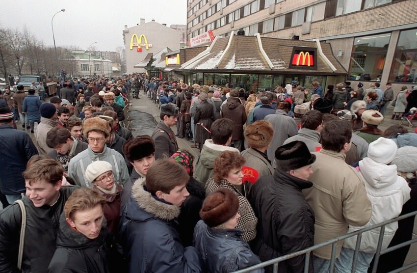 Посетители смеялись, что привыкли стоять в очередях. Фото: Александр Земляниченко / Associated Press.