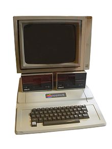 https://upload.wikimedia.org/wikipedia/commons/thumb/7/70/Apple-II.jpg/220px-Apple-II.jpg