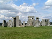 https://upload.wikimedia.org/wikipedia/commons/thumb/6/6b/Stonehenge_Total.jpg/220px-Stonehenge_Total.jpg