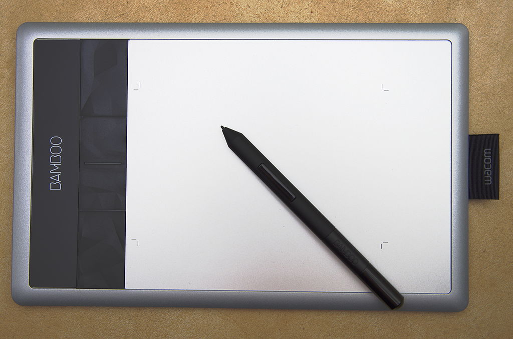 https://upload.wikimedia.org/wikipedia/commons/thumb/0/0a/Wacom_Bamboo_Capture_tablet_and_pen.jpg/1024px-Wacom_Bamboo_Capture_tablet_and_pen.jpg